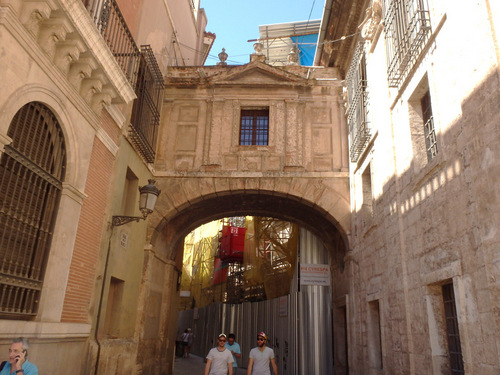 Archway connecting the Basilica de Virgen and La Catedral de València.